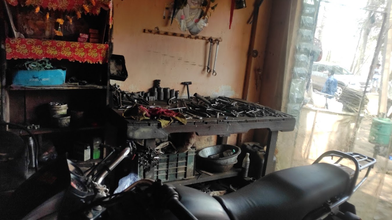 Well-equipped mechanic tools and workshop at Dinesh Bike Point in Kundli